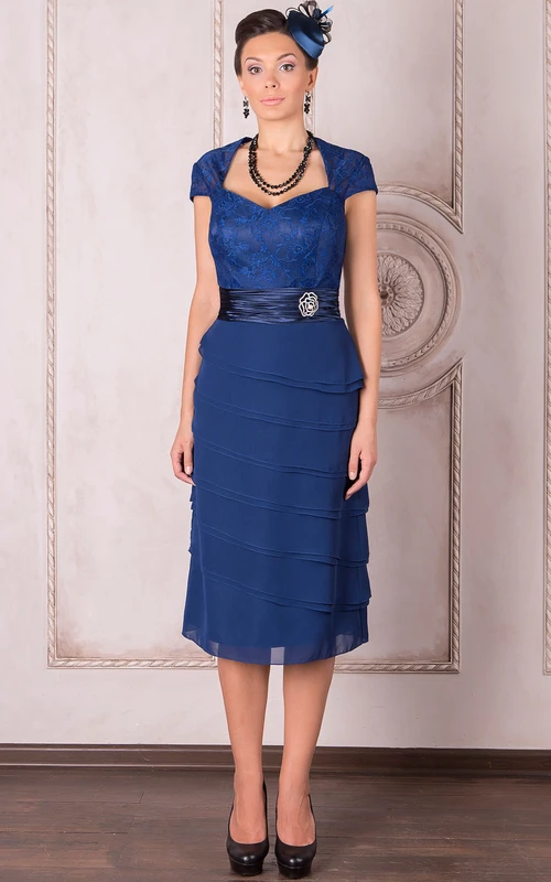 Knielanges, ärmelloses Chiffonkleid mit eckigem Ausschnitt und Spitze – das perfekte Kleid für die Mutter der Braut