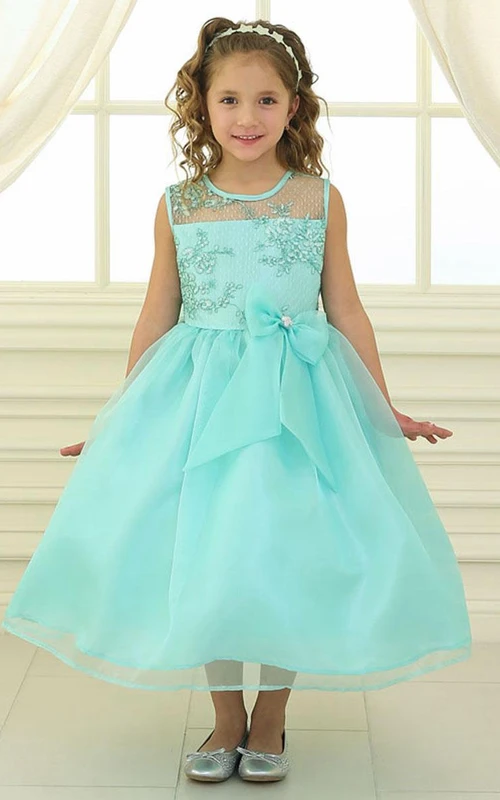 Robe de demoiselle d'honneur mi-longue en dentelle florale et organza avec nœud et effet illusion