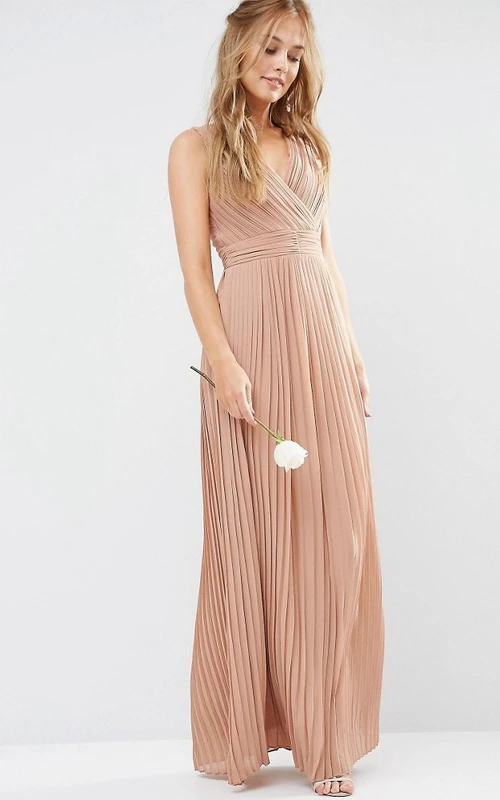 Ärmelloses, plissiertes Chiffon-Brautjungfernkleid mit V-Ausschnitt, Raffungen und Schlitz vorne