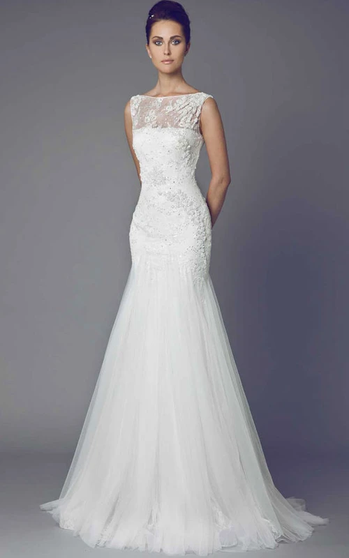 Vestido de novia largo hasta el suelo con apliques de tul, cola de cepillo y espalda en V.