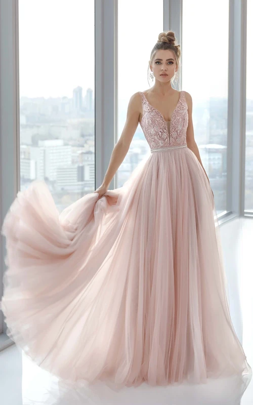 Robe de bal en tulle rose poudré, col V échancré, sans manches, coupe empire, ornée de perles