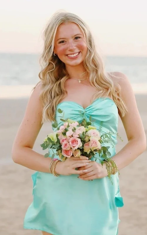 Vestido palabra de honor verde menta con detalle retorcido en la parte delantera
