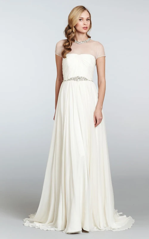 Elegante vestido tubo con corpiño drapeado, escote ilusión y cinturón de cuentas.