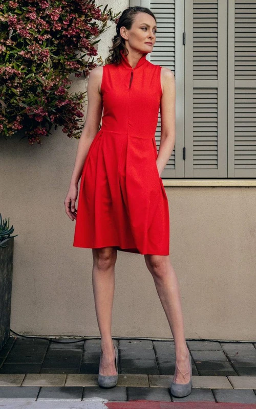 Magnifique robe de cocktail trapèze en satin à col montant et poches