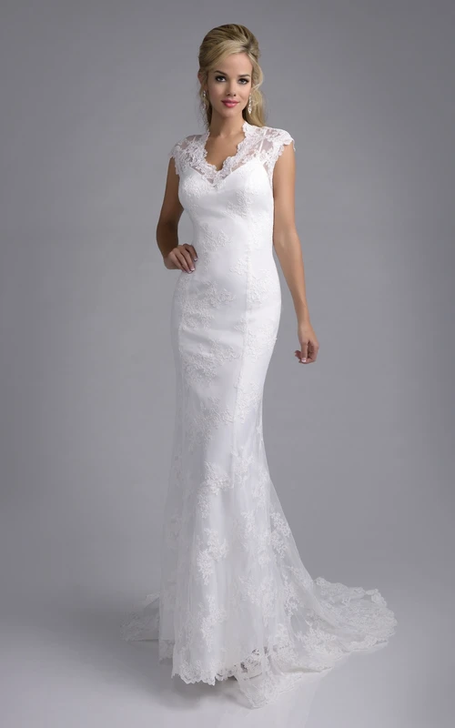 Robe de mariée fourreau en dentelle à manches courtes, décolleté festonné et dos en forme de goutte d'eau