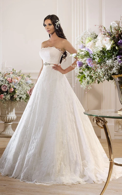 Robe de bal longue sans bretelles, dos corset en dentelle avec bijoux de taille.