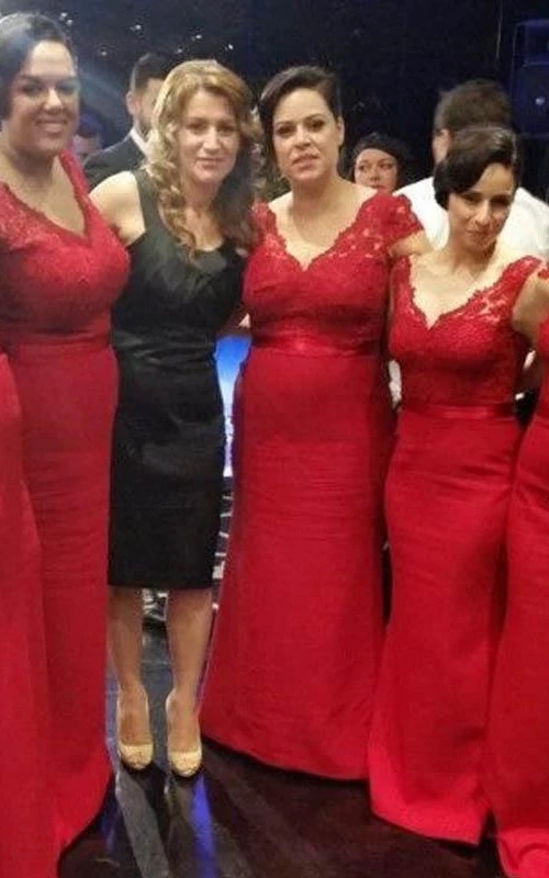 Modernes rotes Meerjungfrauen-Brautjungfernkleid mit V-Ausschnitt und burgunderroten Spitzenapplikationen