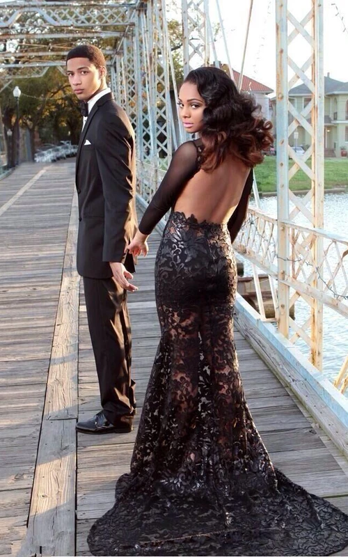Robe de soirée noire sexy à manches longues, ornée d'appliqués, dos nu et traîne.