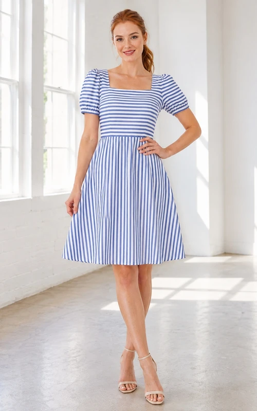 Robe cocktail mini plissée à rayures bleues et blanches, col carré, manches courtes et coupe trapèze, style décontracté.