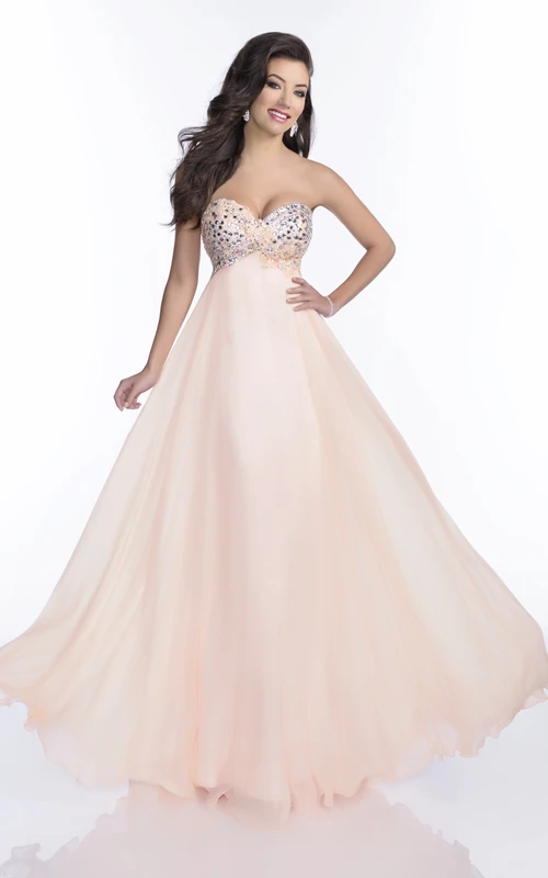 Robe de bal sans manches en mousseline de soie, coupe trapèze, décolleté en cœur, ornée de strass scintillants au niveau du buste