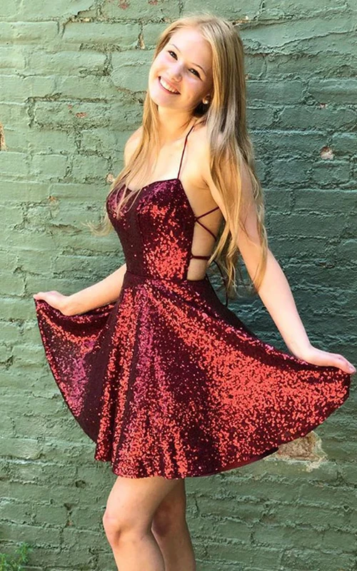 Adorable vestido corto de tirantes finos con lentejuelas y corte en A