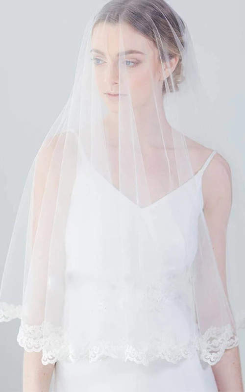 Voile de mariée en tulle doux et vaporeux orné d'appliqués de dentelle.