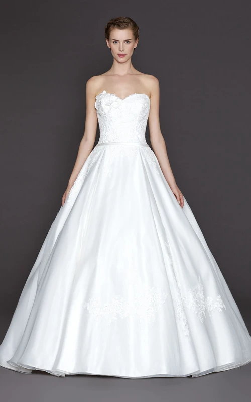 Vestido de novia de gala con escote corazón, tul y satén