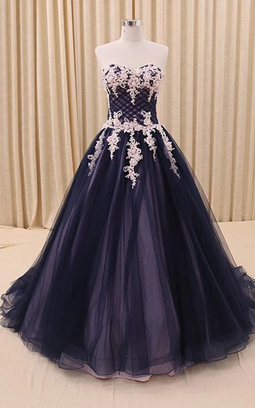 Robe de bal trapèze, longue jusqu'au sol, décolleté cœur, sans manches, appliques cloche, traîne courte, dos corset, robe en tulle et dentelle
