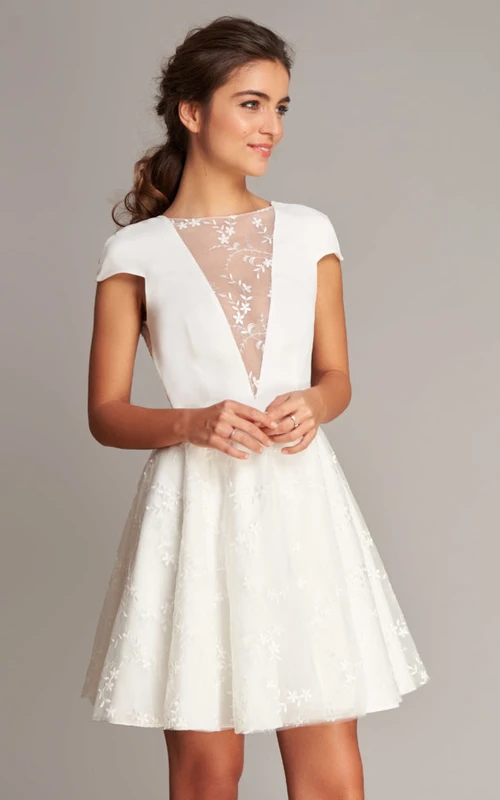 Vestido de novia corto informal de satén y encaje con corte en A, manga corta y espalda en V.