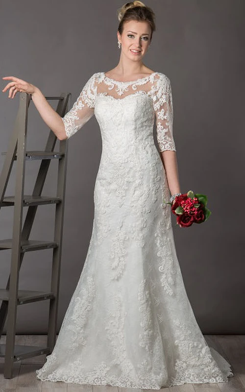 Robe de mariée en dentelle à col rond et dos en V, manches illusion mi-longues.