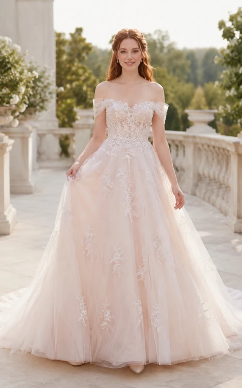 Robe de mariée romantique en dentelle florale rose poudré, épaules dénudées, coupe trapèze, traîne courte