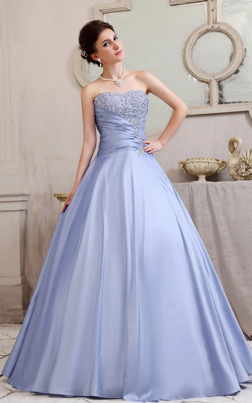 Vestido de gala romántico sin tirantes, corte en A, con pedrería.