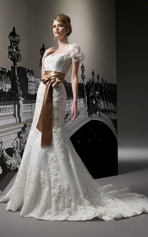 Vestido de novia de sirena de manga corta con lazo y apliques.