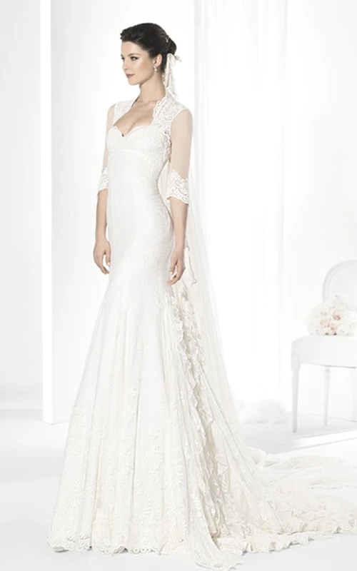Robe de mariée fourreau en dentelle à volants, manches mi-longues et décolleté en cœur, avec effet illusion.