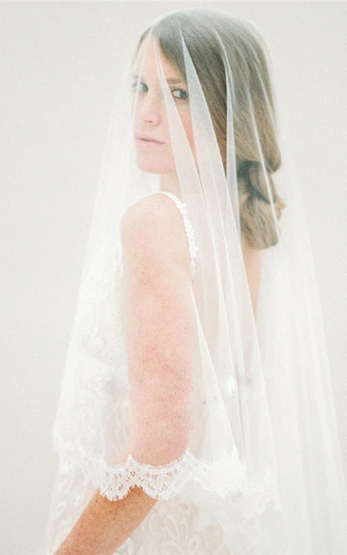 Voile de mariée en tulle souple orné d'appliqués de dentelle.