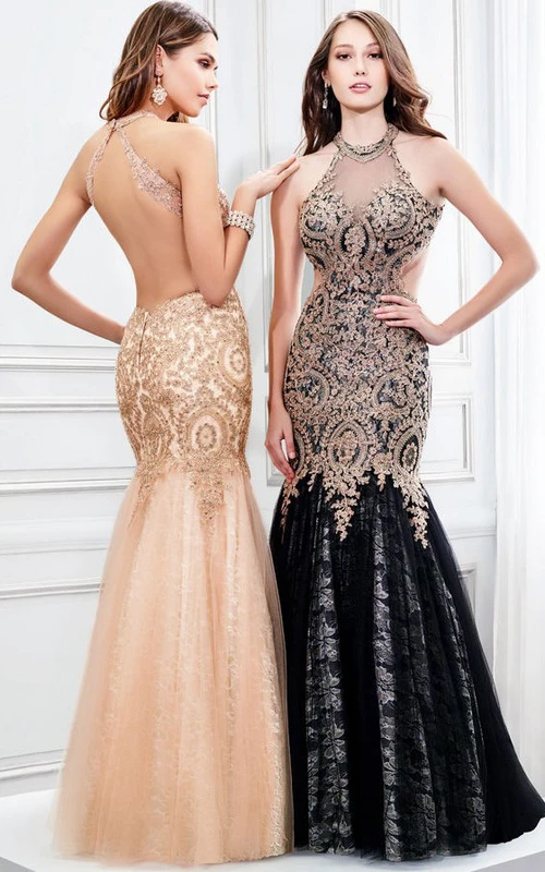 Robe de bal sirène sans manches à col montant et application en tulle avec découpe en forme de goutte, ornée d'appliqués et d'une encolure en V.