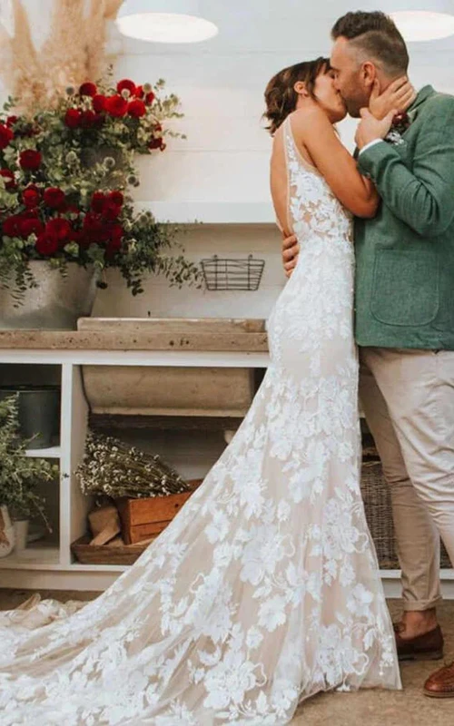 Vestido de novia informal de verano con escote en V bajo y sin mangas, de encaje y corte recto.