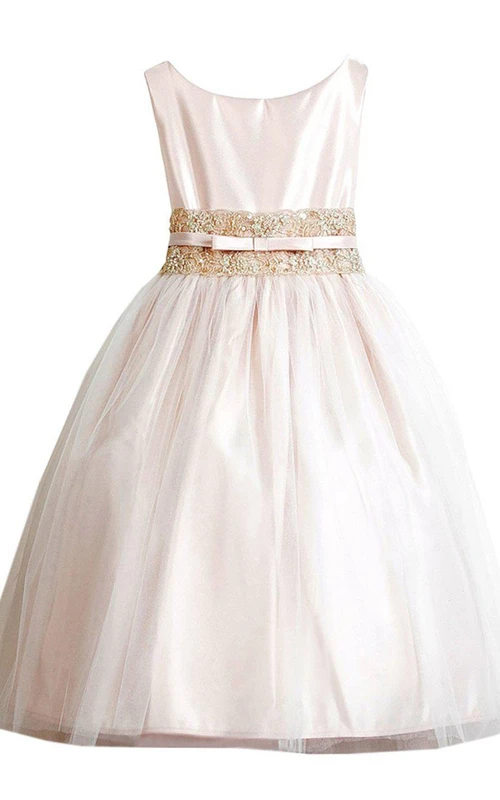 Robe sans manches à col rond ornée de perles et de plis