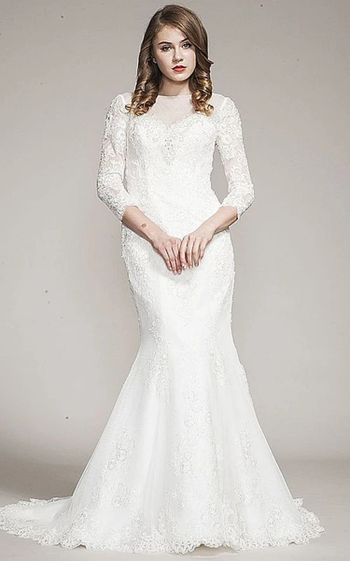 Vestido de novia de encaje de manga larga con cuello alto y corte trompeta, con apliques y efecto ilusión.