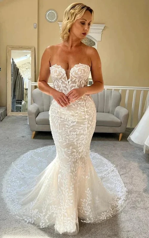 Robe de mariée sirène élégante et sexy en dentelle, décolleté cœur et traîne courte.