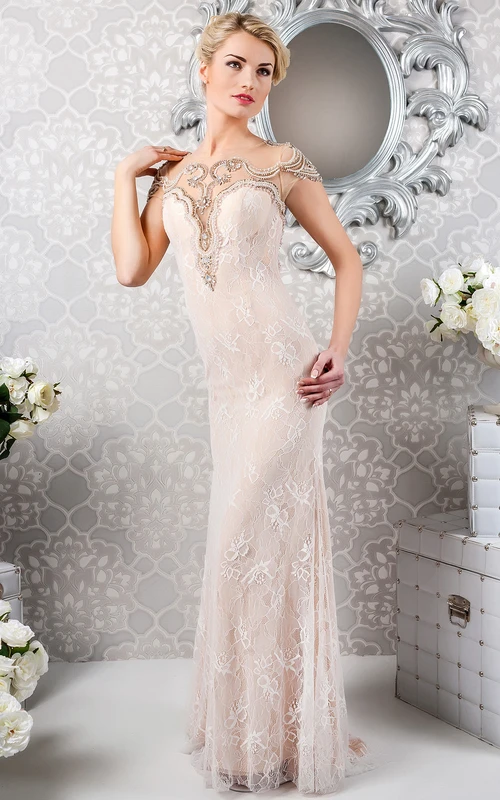 Robe de soirée longue sans manches en dentelle, col rond et perles, coupe fourreau.