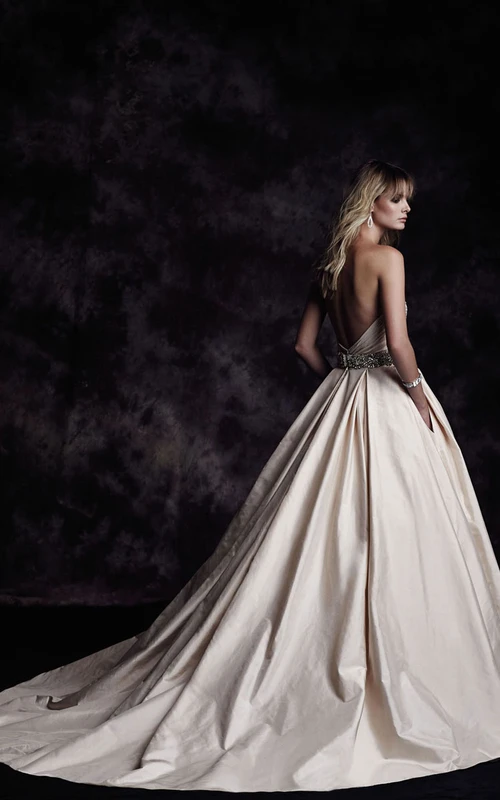 Bezauberndes Ballkleid mit Taschen und gekreuzten Raffungen