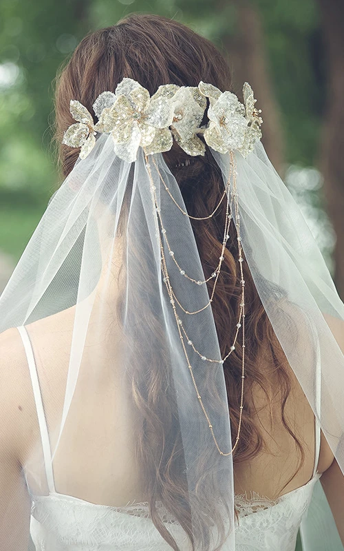 Voile en tulle style forêt orné de perles, arrivant au bout des doigts.