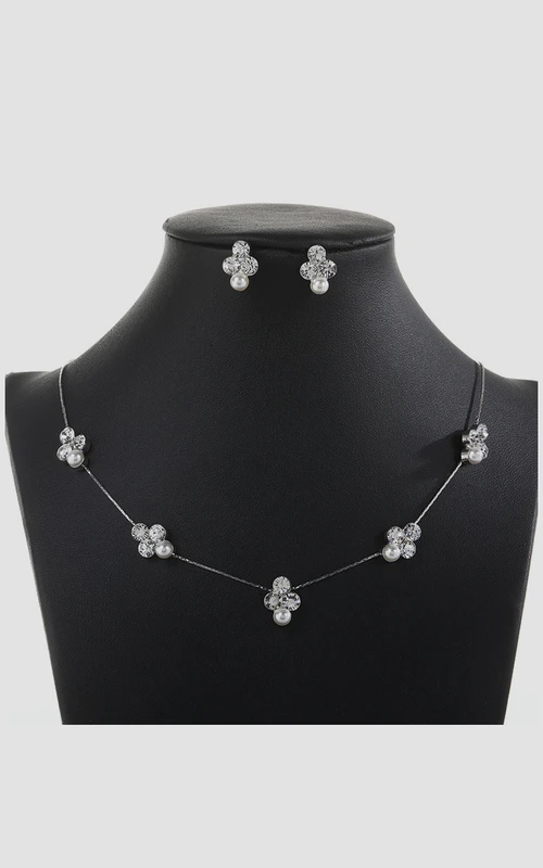 Minimalistisches Schmuckset mit Strassblumen-Design: Halskette und Ohrringe