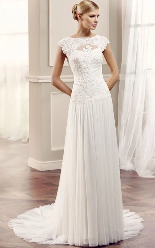 Vestido de novia de gasa y encaje plisado sin mangas con escote joya y efecto ilusión.