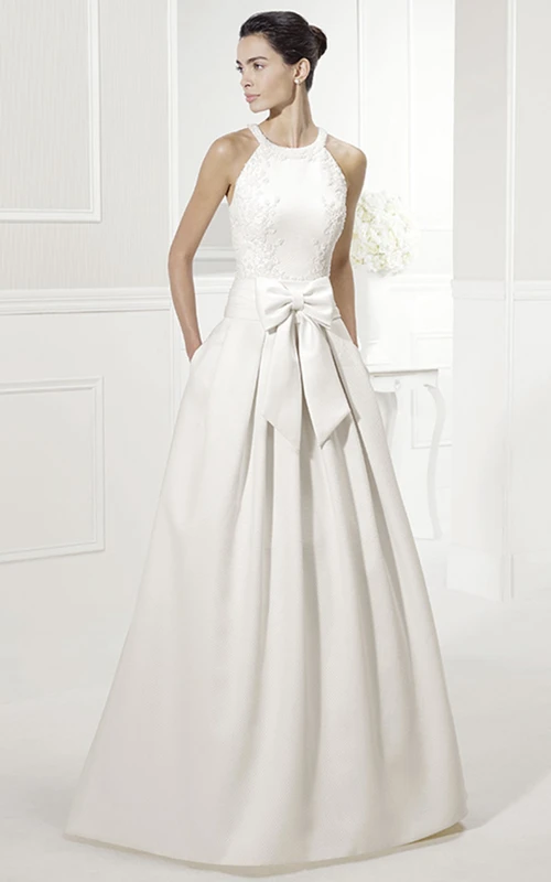 Elegantes Brautkleid aus Taft im Neckholder-Stil mit Schleife und Applikationen