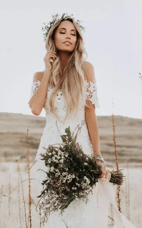 Vestido de novia bohemio de estilo campestre con encaje, hombros descubiertos y manga corta.