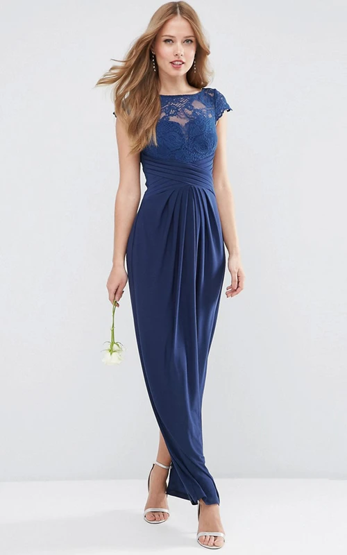 Etuikleid aus Chiffon mit kurzen Ärmeln, Applikationen, U-Boot-Ausschnitt und Schlitz am Rücken – ein bodenlanges Brautjungfernkleid mit Schlitz am Rücken.