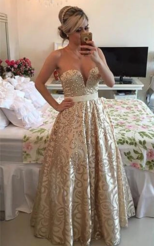 Vestido de fiesta moderno sin mangas con escote en V y perlas, espalda descubierta y largo hasta el suelo.