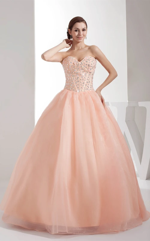 Robe de bal plissée trapèze à décolleté en cœur et corsage orné de pierres précieuses