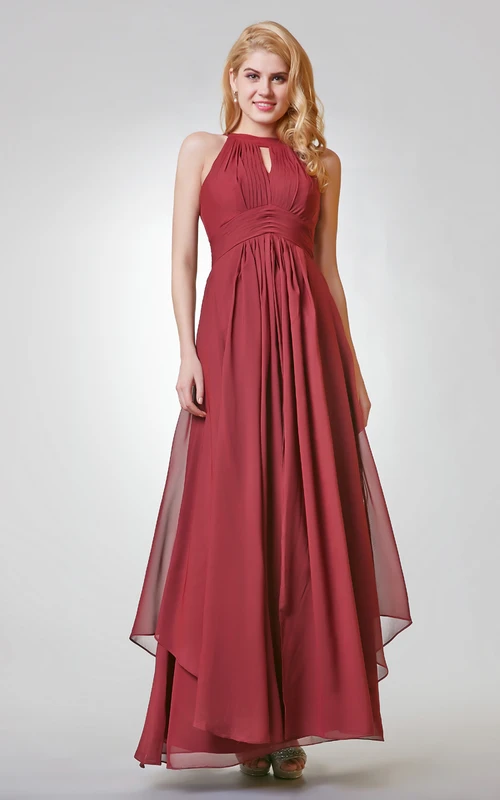 Robe longue en mousseline de soie à col halter et coupe trapèze plissée