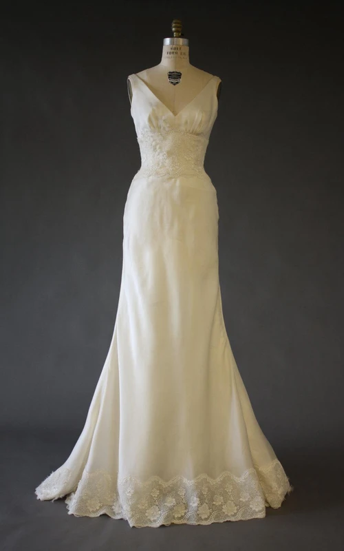 Robe en satin sans manches à col en V et coupe trapèze, ourlet en dentelle