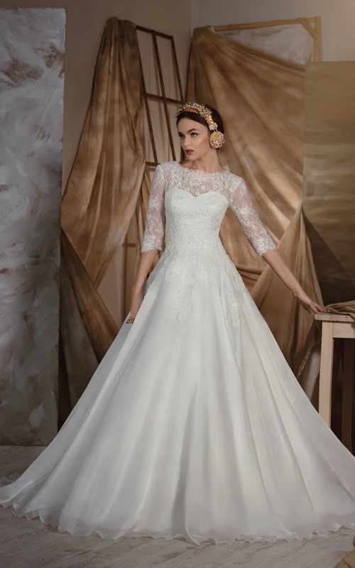 Vestido de organza de corte A, largo hasta el suelo, con escote barco, mangas cortas y espalda baja en V, con encaje.
