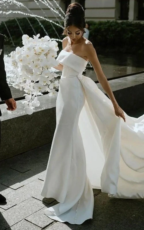 Robe de mariée fourreau élégante en satin simple avec traîne chapelle