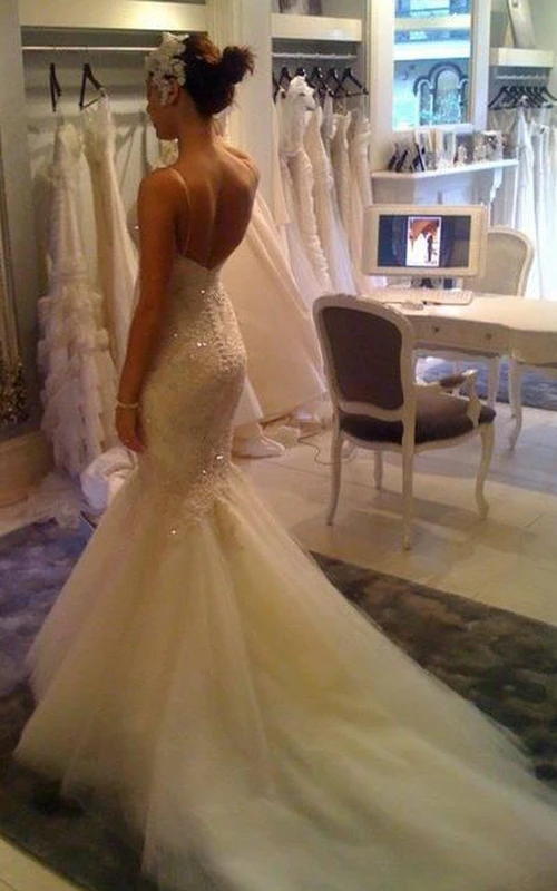 Vestido de novia de sirena de tul con lentejuelas y apliques de encaje, tirantes finos.