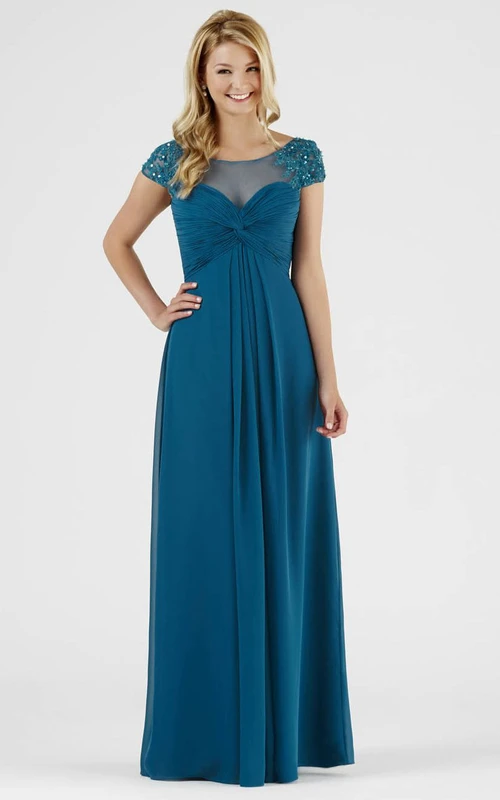 Maxi-Brautjungfernkleid aus Chiffon mit Empire-Ausschnitt, kurzen Ärmeln, Perlenbesatz, Raffungen und V-Ausschnitt am Rücken.