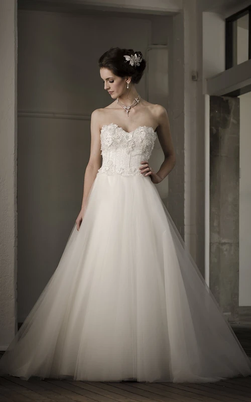 Vestido de novia de corte A, largo hasta el suelo, con escote corazón, estampado floral, sin mangas, de tul, con espalda descubierta y apliques.