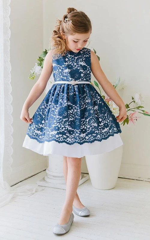 Vestido de niña de flores de encaje floral con cuentas y satén, largo hasta la rodilla, con cinta.