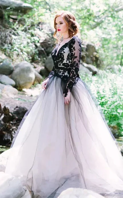 Robe de mariée vintage en tulle et dentelle, coupe trapèze, col en V, manches longues et dos nu en forme de goutte d'eau.