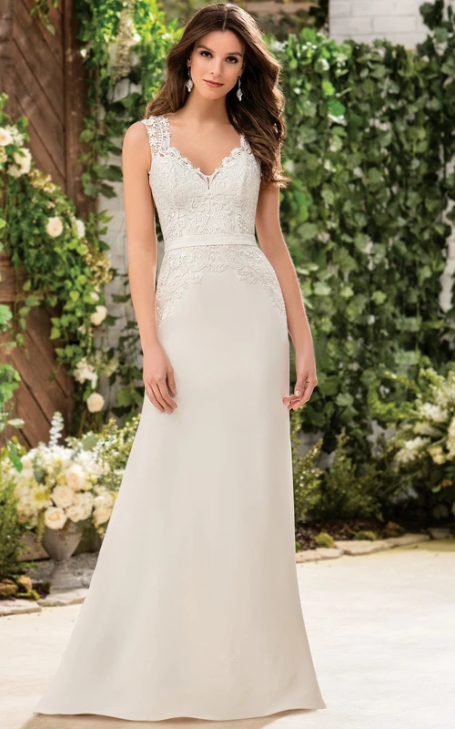 Robe de mariée longue sans manches à col en V et dos illusion orné d'appliqués